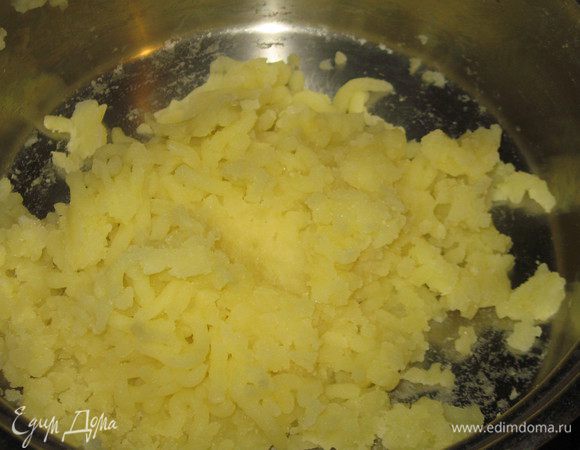 Отварить картофель в подсоленной воде и пюрировать . 