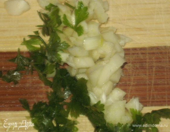 Мелко нарезать чеснок и петрушку. 