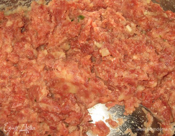 К фаршу добавить картофельное пюре, яйца, петрушку и чеснок, паприку, соль, чёрный перец, панировочные сухари.  Хорошо перемешать. 