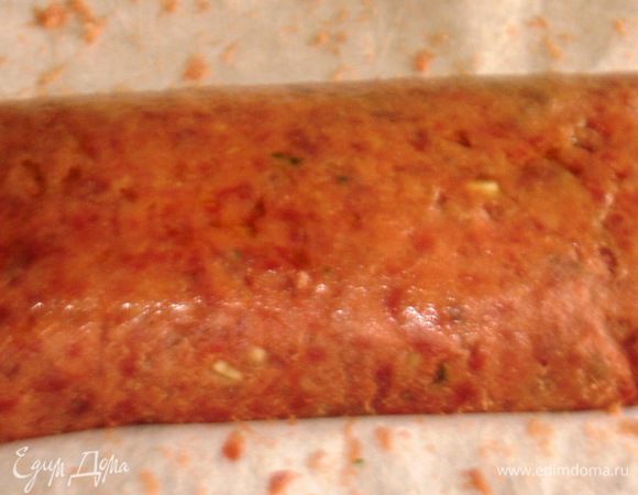 Развернуть бумагу, cмазать рулет оливковым маслом , снова скрутить в рулет и выложить на противень. 