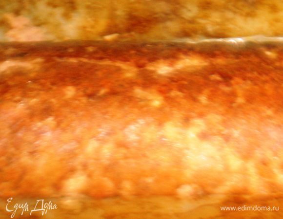 Запекать в разогретой до 200 °С духовке 50 минут. Аккуратно снять пергамент и подержать рулет несколько минут под грилем до золотистой корочки. Приятного аппетита:)