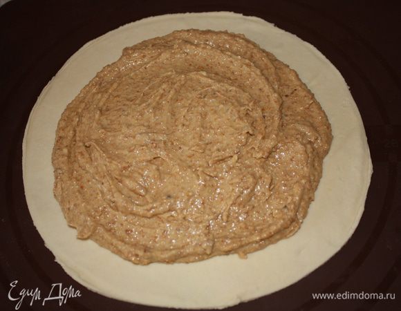 На нижний корж выкладываем начинку,оставляя примерно по 5 см от края.