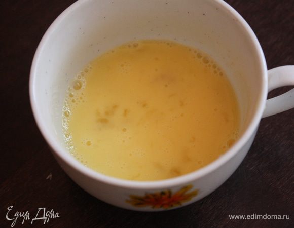 Взбиваем яйцо.