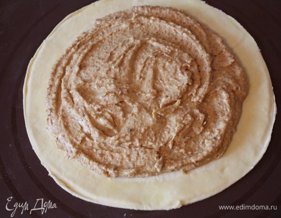 Смазываем яйцом оставшуюся полоску теста.