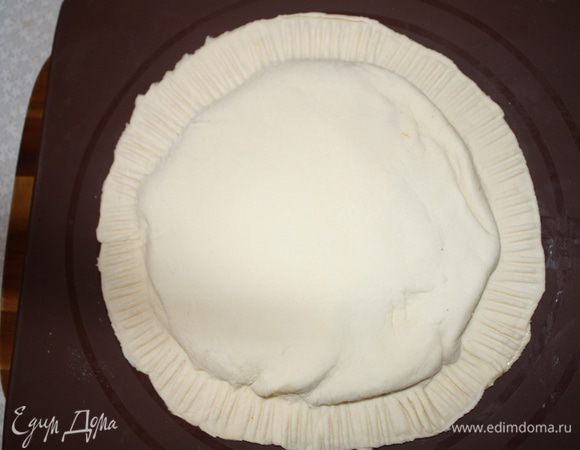 Сверху накрываем вторым большИм пластом и аккуратно защипываем края,я использовала вилку.