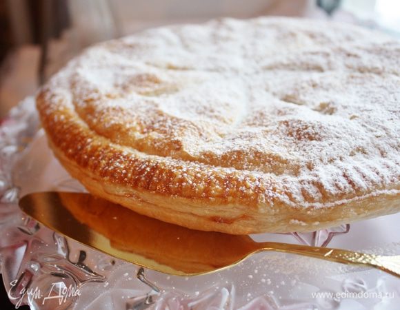 Даем немного остыть и посыпаем сахарной пудрой. Очень вкусно есть теплым.