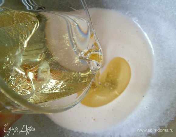 потом вводим пол. стакана растительного масла (без запаха)
