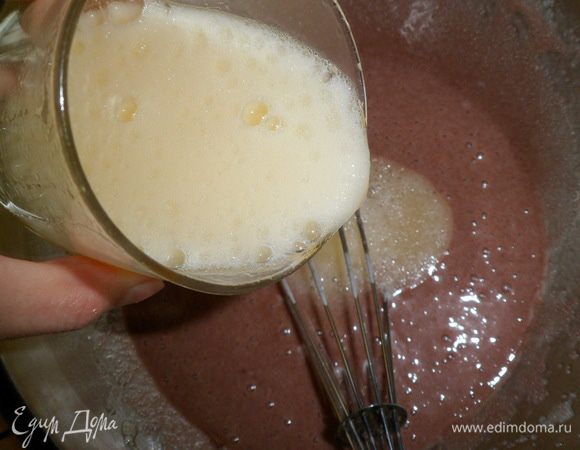 газированный напиток (любой)  пол стакана в котором гасим соду или разрыхлитель 1/4 пачки. Все тщательно перемешиваем