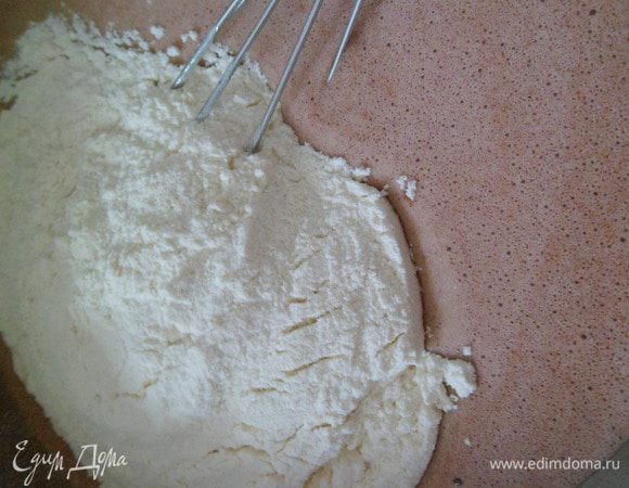 добавляем ванилин и 2 стакана муки