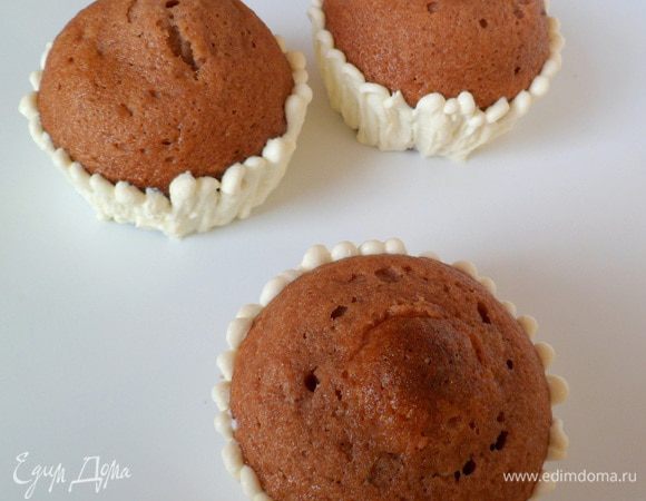 Кексы остужаем и украшаем взбитыми сливками, предварительно взбив с загустителем, сах.пудрой и ванилином