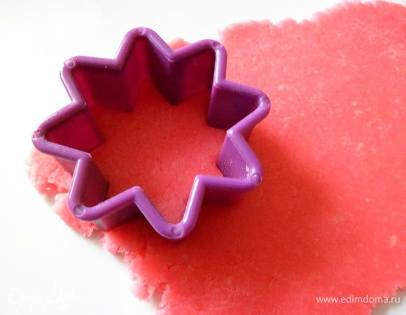 берем марципан, раскатываем. при помощи формы вырезаем звездочки