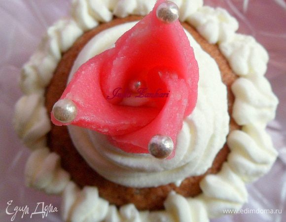 верх кексов украсить вззбитыми сливками и коронкой