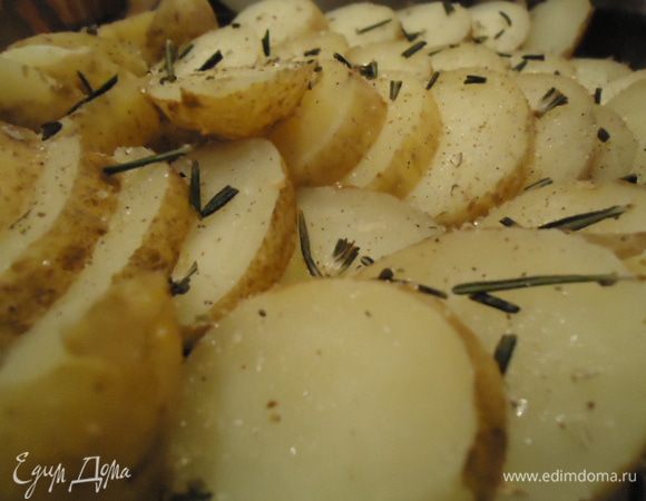Картофель вымыть и сварить  его в мундире около 10 мин, чтобы кожица легко снималась. Затем картофель охладить и очистить. Молодой картофель можно не чистить. Нарезать его на дольки или кружочки, уложить на противень, посолить, поперчить, посыпать орегано и розмарином, сбрызнуть оливковым маслом и поставить запекать до хрустящей корочки (15 – 20 мин). Почти в конце я добавила сыр Дор Блю.