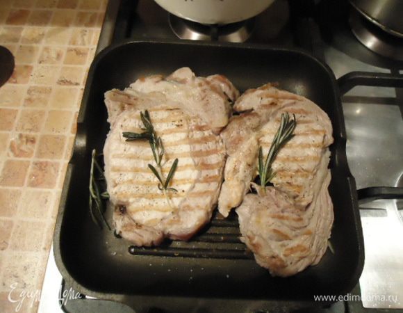 Стейки вымыть, обсушить. Слегка отбить  прослойки жира. Положить на раскаленную сковороду гриль. Сверху мяса положить немного розмарина, немного соли и перца. Жарить  до образования характерных полосок. Поставить в духовой шкаф доводить до готовности.