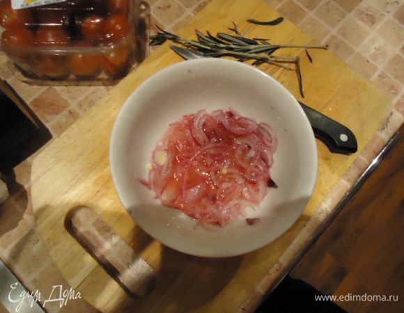 Замариновать  лук. Лук ошпарить кипятком и полить его лимонным соком  половинки лимона с чайной ложкой сахара. Оставить на некоторое время. 