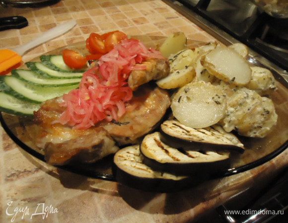 Приготовить овощи гриль. Любые овощи на выбор (баклажан, цуккини, перец) обжарить на сковороде.
Оформить блюдо.
