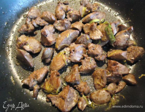 Куриную печень я вымачивала ночь в молоке, затем промыла в  воде, высушила и положила на разогретую сковороду с оливковым маслом. Обжарить до образования корочки, добавить лук порей, затем ложку коньяка. Дать ему не много  выпариться когда перестанет кипеть – накрыть крышкой и потушить пару минут.