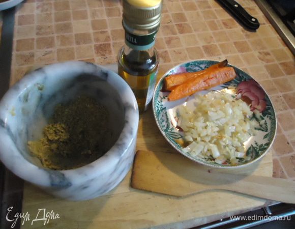 Обжарить репчатый лук в отдельной сковороде, запечь морковку в духовке. 
Растолочь в ступке фисташки.
