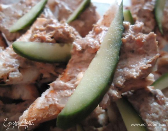 Измельчить печень с луком и морковью в блендаре или мясорубке, добавить  измельченные фисташки.
Затем нужно придать паштету нужную консистенцию. Добавляем сливки и сливочное масло. Здесь нет конкретных пропорций просто перемешиваем до желаемого результата.