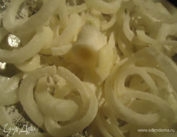 Редьку нарезать крупными кусочками, положить их в холодную соленую воду и оставить на некоторое время.
В это  время нарезать лук кружочками, посыпать мукой, приготовить его во фритюре. 
