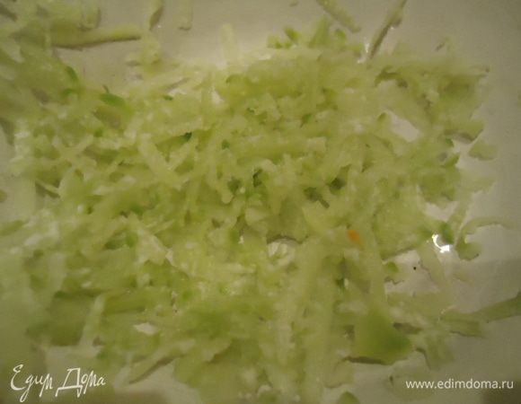 Натереть или крупно нарезать редьку.