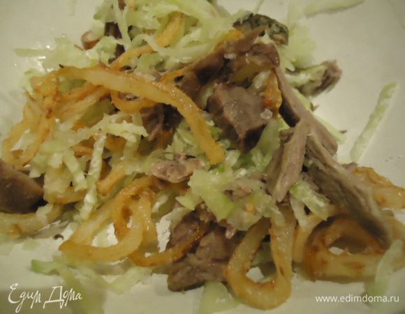 Мясо так же нарезать кусочками, добавить немного жаренного лука, кинзы посолить, поперчить  и перемешать с заправкой.
Положить в салатник  и украсить  оставшимся луком.
