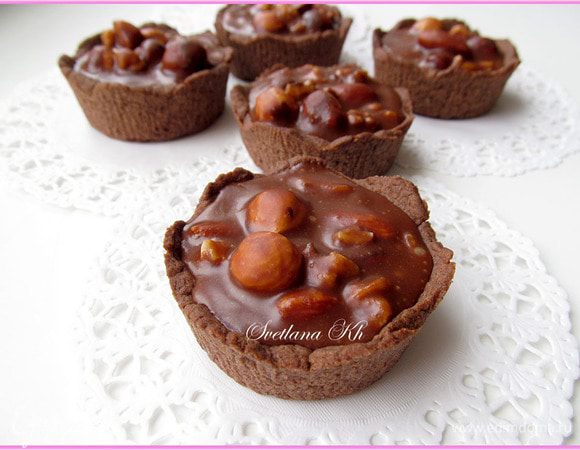 Наполнить карамелью и поставить в холодильник, желательно на ночь. Карамель становится густой и вязкой.Можно украсить сливками. Я украсила сливками  с маскарпоне, очень нежный вкус....