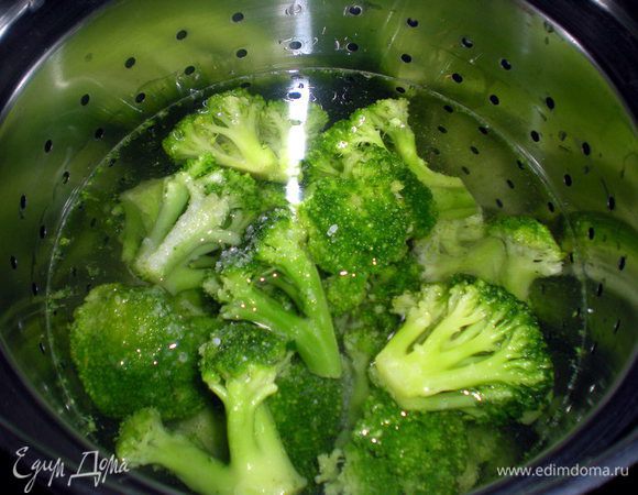 Отварить брокколи до полуготовности. Орешки подсушить на сухой сковороде.