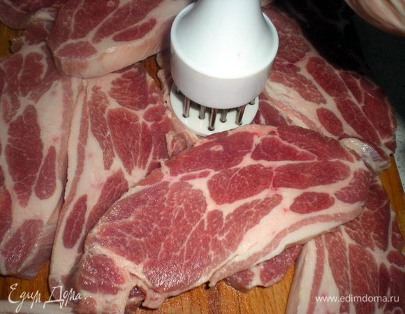 Мясо отбить, посолить, поперчить.