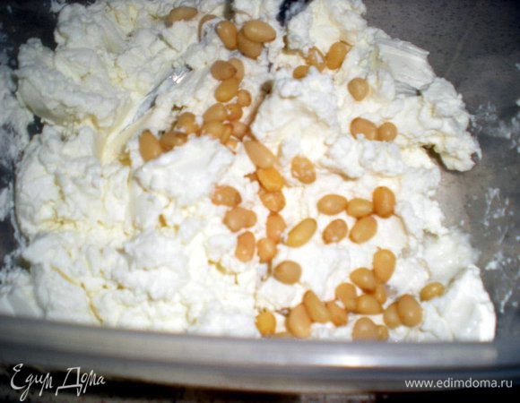 Брынзу смешать с кедровыми орешками.
