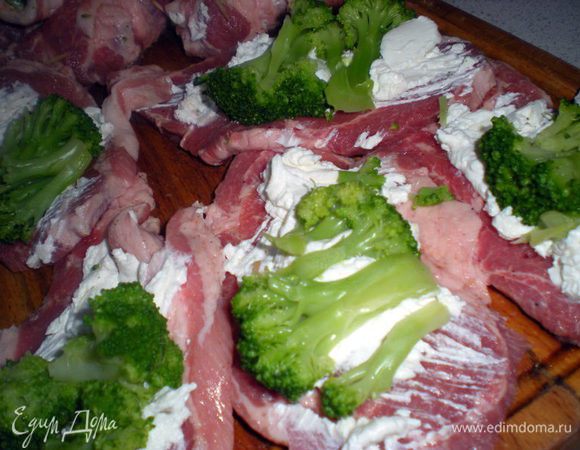 На каждый ломтик выложить брынзу и брокколи.