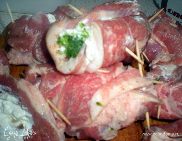 Свернуть в рулетик и скрепить зубочистками.