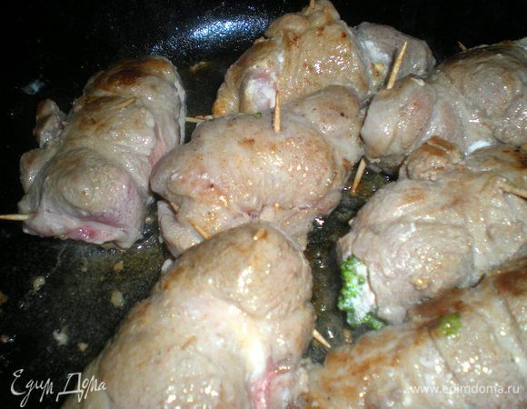 Обжарить на горячем оливковом масле с каждой стороны в течении 10 мин.