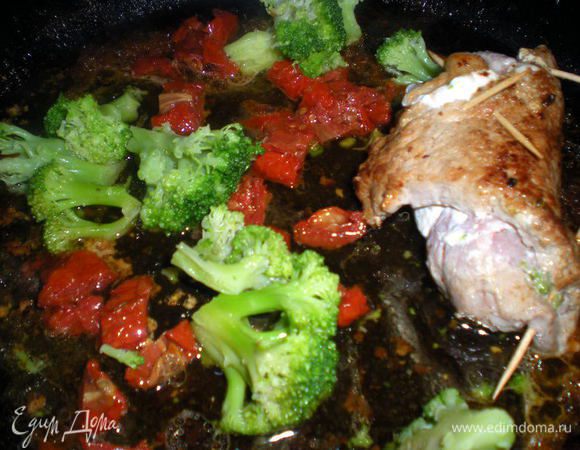 В сковороду выложить помидоры, оставшуюся брокколи, посыпать сахаром и обжарить в течении 4 мин. Влить вино и немного воды.