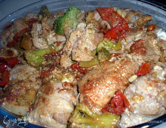 Залить соусом рулетики и запечь в разогретой духовке до зарумянивания.