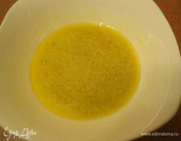 Для заправки соединить винный уксус, мед, соль, перец по вкусу, оливковое масло, перемешать. Добавить сливки, еще раз перемешать до однородной массы.