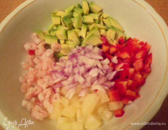 Перец и ананасы порезать небольшими кубиками, мелко порезать лук. Соединить  в миске вареные креветки, перец, ананасы, лук, перемешать.