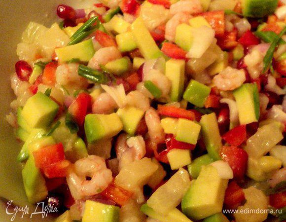 Добавить зерна граната, мелко порезанный лук, полить заправкой и перемешать.