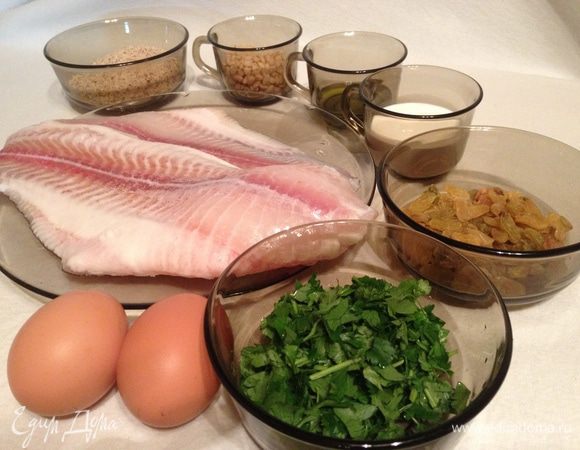 Филе обсушить бумажным полотенцем.

Петрушку и изюм измельчить.