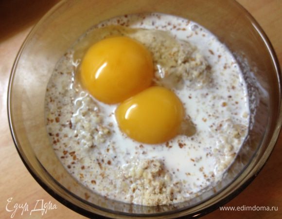 В миске смешать желтки со сливками и молотым миндалем.