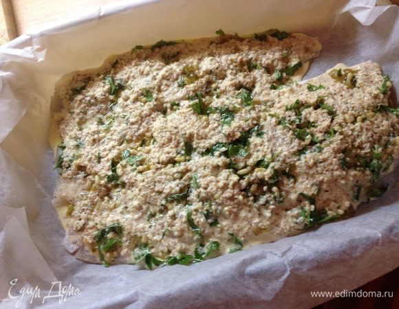 Осторожно выложить миндальную массу на рыбу. Запекать минут 30, пока корочка не станет золотистой.