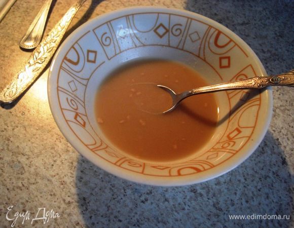 Дрожжи растворить в небольшом количестве теплой воды и сахара.