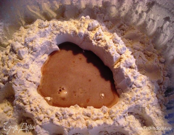 Из 2\3 просеянной муки  сделать ямку и в нее влить растворенные дрожжи. 