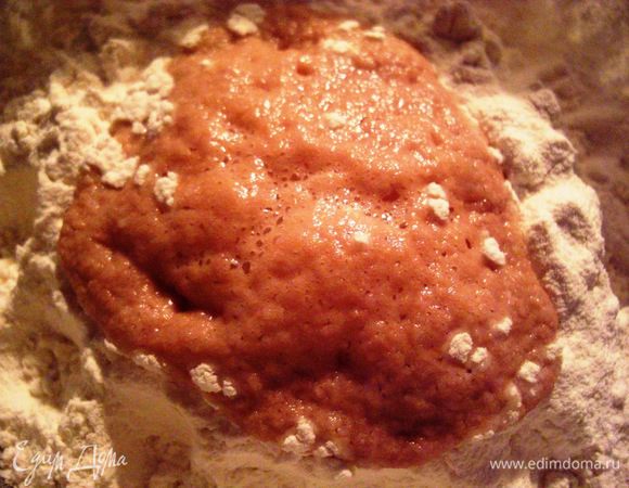 Можно cверхy чуть посыпать  муки  и будущее тесто  поставить на 20 -30 мин. в теплое местечко, пока  поднимется дрожжевая  "шапка".