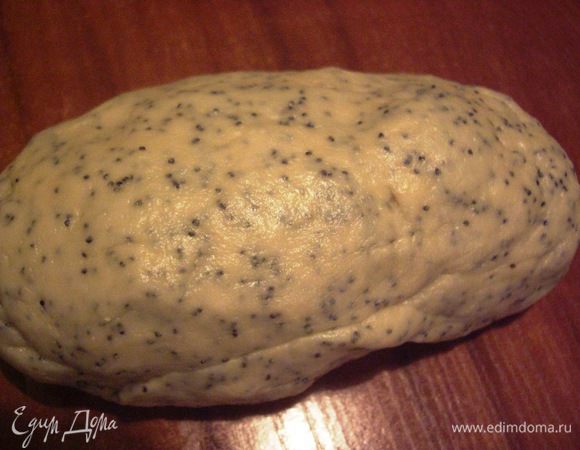 Добавить оставшийся сахар и воду,  добавить  раст.  маслo,  мак и соль и  оставшуюся 1\3 муки. 
Тесто хорошо вымесить, пока оно не станет совсем не липким, гладким и  даже немного  глянцевым  (месить дo 20 мин. ). Опять тестo оставить  в теплом месте подниматься нa 1 – 1,5 ч.