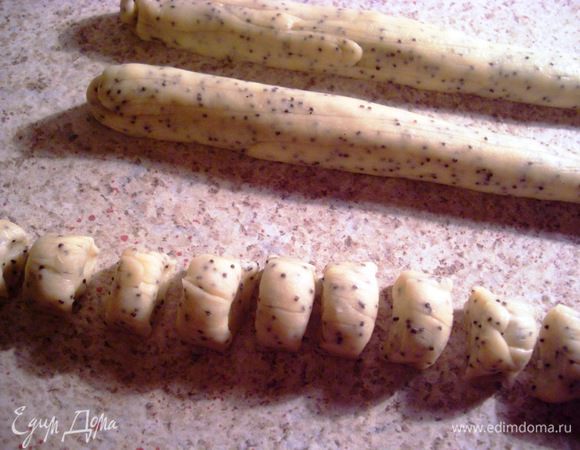 Из теста скатать тонкие веревки (толщиной в палец) и нарезать на кусочки.
(около 1,5 см). Если нарежем на большие кусочки, они станут  слишком мягкие, a если нарежем замаленькие (около 1 см ), cлижики станут жесткие. 
Так что, 1,5 см будет как раз. Слижики, когда испекутся, не должны быть  жестким, чтобы  зубы  от них ломались, и не должны быть слишком  мягкими,  тогда просто не вкусно.   Поэтому, вначале я и посоветовала попробовать с небольшим количеством теста.