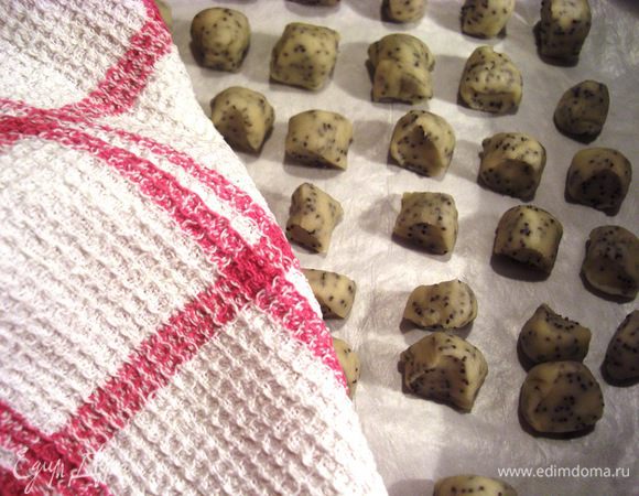 Духовку включить на  180° C  градусов. Слижики разложить  на  противень   и на 15 - 20 мин. еще раз прикрыть  полотенцем – cлижики еще раз немного  "вырастут" и станут более  круглыми . 