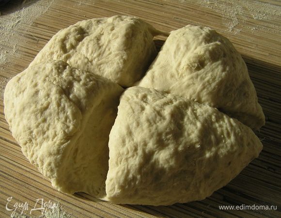 После второго звукового сигнала открыть хлебопечку и вынуть тесто. Разделить его на 4 части, из каждой сформировать багет. Для этого "заготовку" примять ладонью для придания четырехугольной формы, 