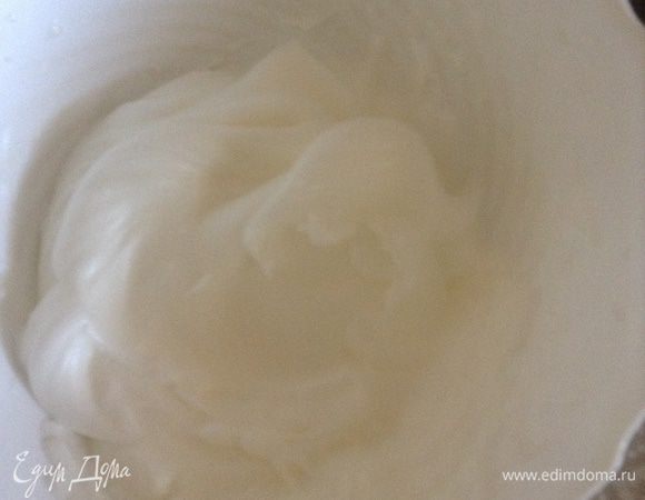 Духовку разогреть до 160 градусов. Готовим саму основу. Шоколад и сливочное масло растопить в микроволновке. (Я хотела на водяной бане, но не захотела заморачиваться). Белки отделить от желтков, взбить до устойчивых пиков.