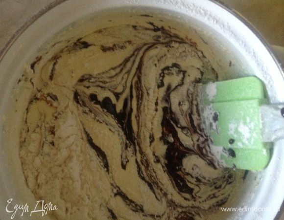 Желтки рас тереть с сахаром, но я взбивала добела. Добавить в них рас топленный шоколад со сливочным маслом, просеянную муку с разрыхлителем и перемешать, подмешивая взбитые белки.